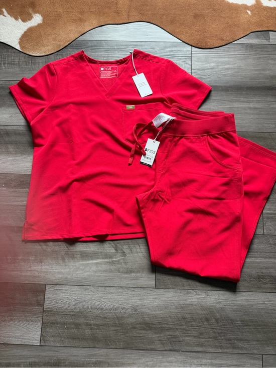 Figs Pants - Figs Women's Scrub Kade cargo Set in Red - V-Neck Top & Drawstring Pants XL